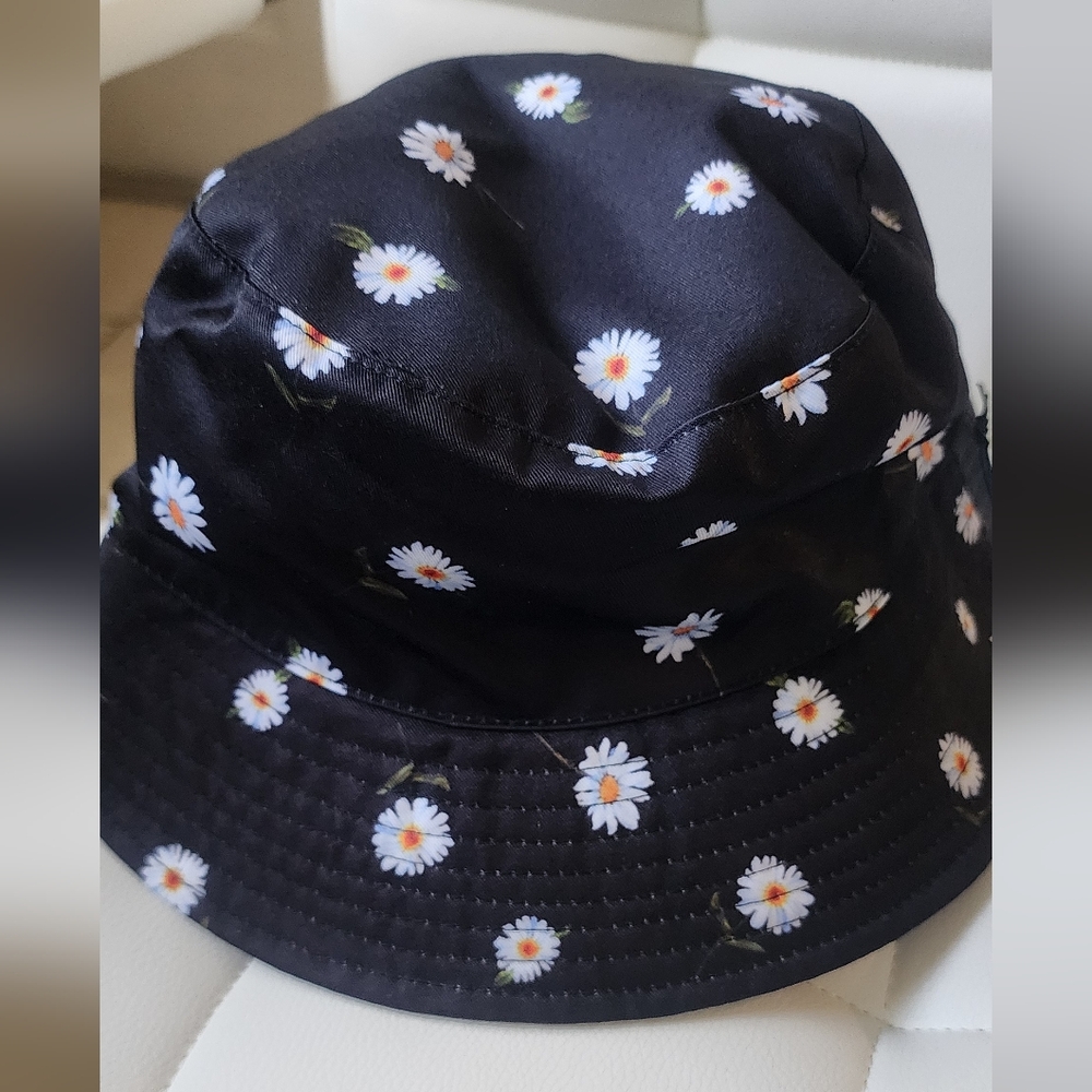 Alice+Olivia Black‎ Bucket Hat with Daisy Print